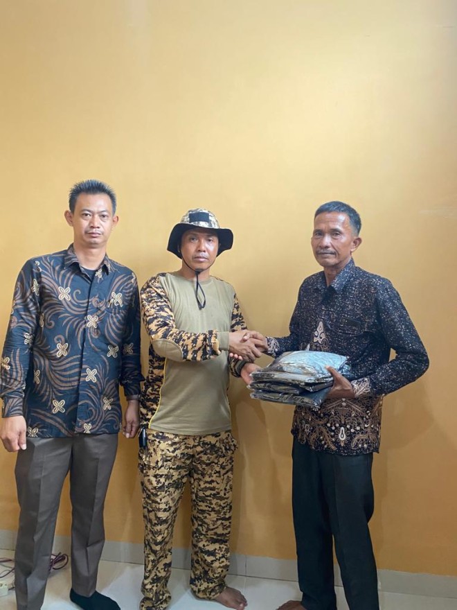 Penyerahan Baju Seragam LPMD Tiyuh Margodadi